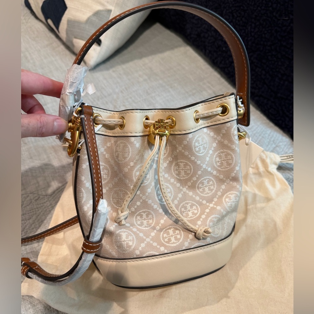 Tory Burch new NWT and bag. mini bucket bag beige canvas and tan leather strap - Picture 1 of 4